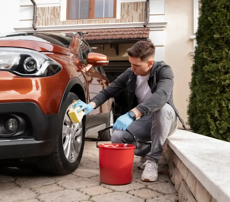 Lavage auto à domicile Saint-Junien-les-Combes : professionnel intervenant sur un véhicule